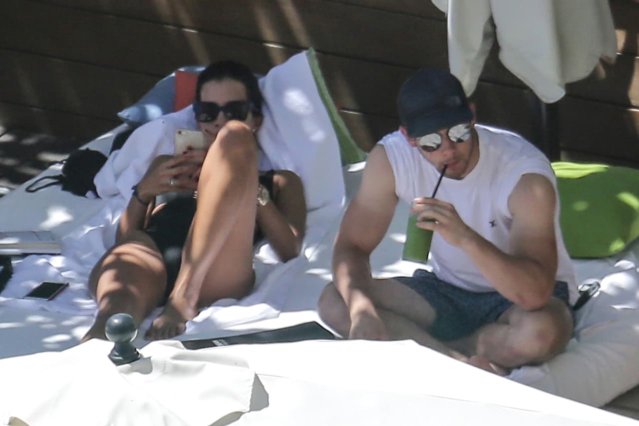 Nick muy sano se tomó un smoothie verde.