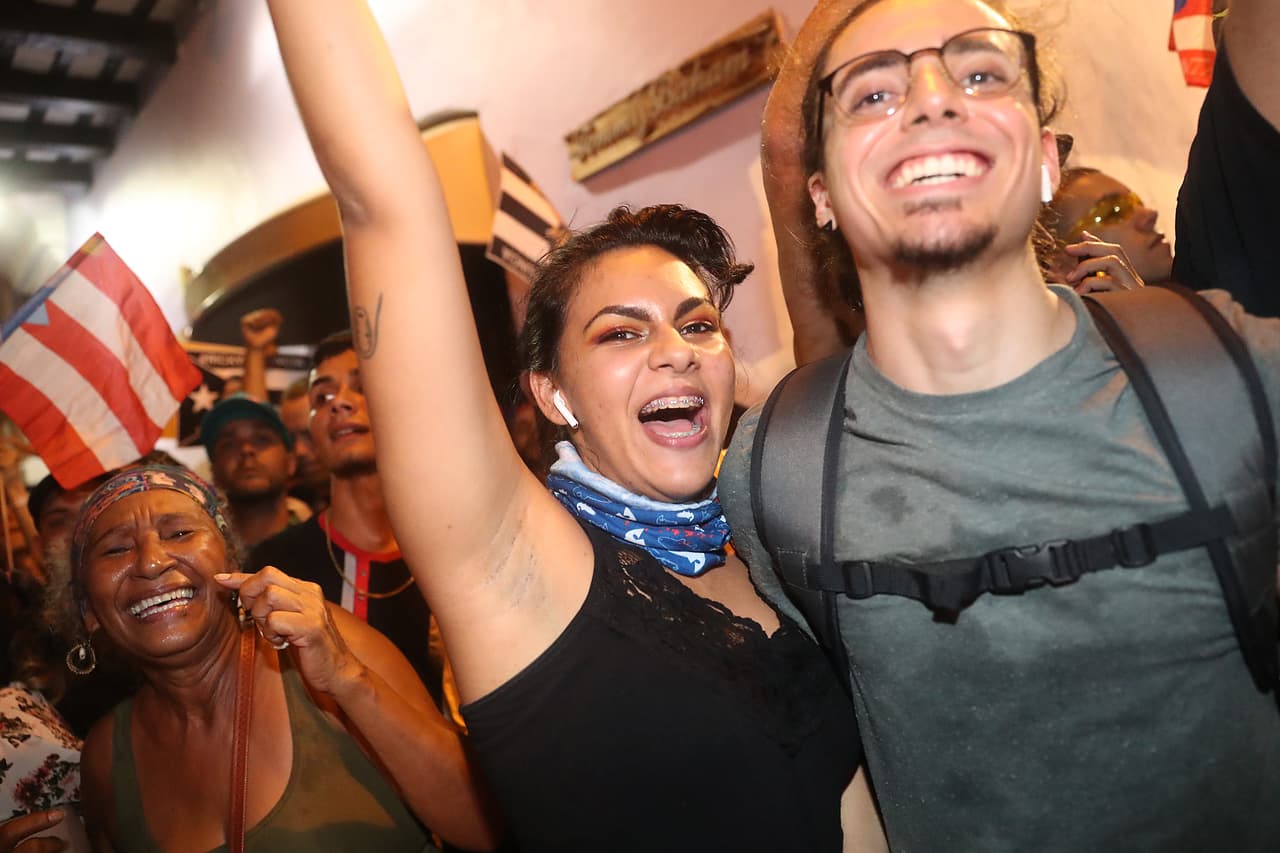 Gente celebrando el resultado de la intensa presión popular que condujo a la dimisión del gobernador Rosselló, efectiva desde el 2 de agosto.