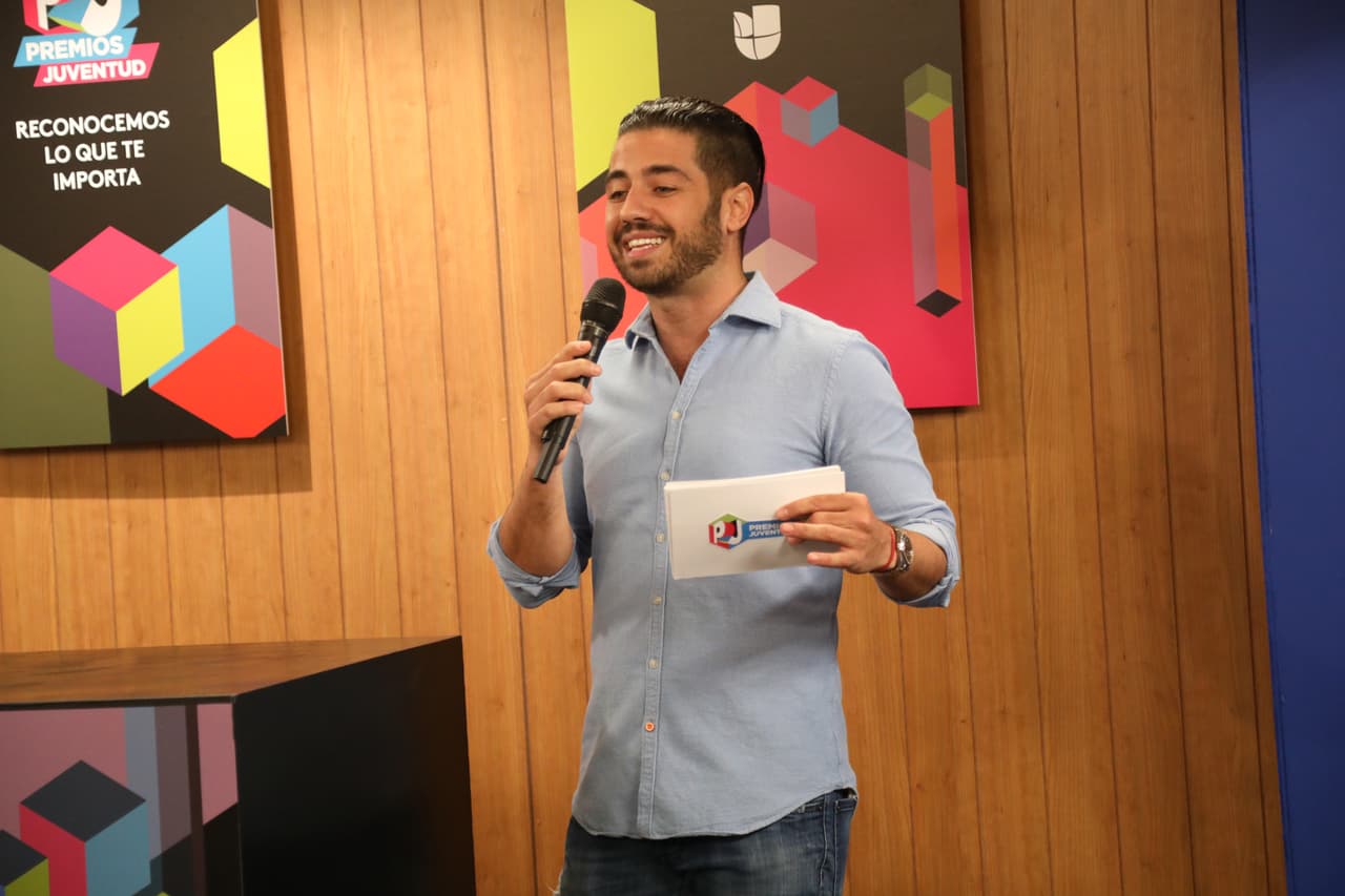 Borja Voces, copresentador de 'Primer Impacto', estuvo presente en el evento y también será conductor de la alfombra "Noche de Estrellas" de Premios Juventud 2017.