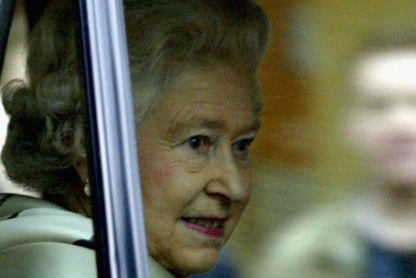 La reina abandona el hospital King Edward VII después de una operación de rodilla en 2003.