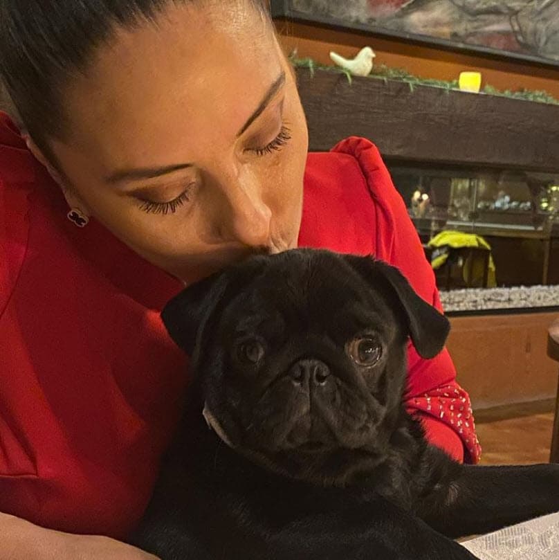 El cantante quedó cautivado con su belleza y la invitó a salir: "
<a href="https://www.youtube.com/watch?v=9RzCm3okmcc" target="_blank">Guapísima, un cuerpazo</a> […] Le hablé: 'Oye, dame chance de invitarte a un café, acabo de ver tu casting y estás 'guapérrima', me encantaría que también hicieras algo en un video mío'", recordó en el programa 'En compañía de'. 
<br>