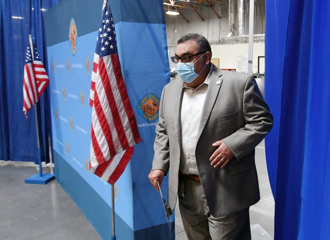 <b>Joe Gloria</b>, encargado del registro de votantes del condado de Clark, Nevada. El funcionario encargado del conteo de votos de la ciudad de Las Vegas, de donde proviene el 70% de los votos del estado, ha declarado que faltan varios días para terminar el conteo. En ese estado a todos los votantes se les envío la papeleta por correo, para que tuvieran esa opción para sufragar. La mayoría de los votantes demócratas ejercieron su derecho al voto de esta manera en medio de la pandemia del coronavirus. Los seis votos electorales de Nevada son esenciales para ambos candidatos.
<br>