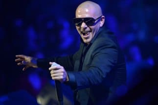 Unos vecinos furiosos piden a Pitbull que "limpie" una casa de Miami