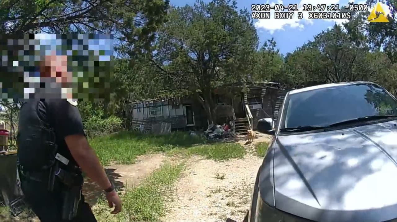 Todo comenzó cuando los agentes se acercaron a la casa para hablar con el propietario.