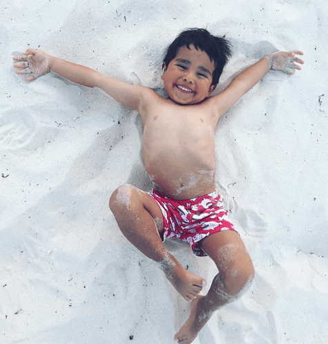 El más pequeño y travieso de la familia es Kinam. En algunas ocasiones, Albertano ha compartido las ocurrencias y talentos de sus hijos, como mover el estomago con gran agilidad.