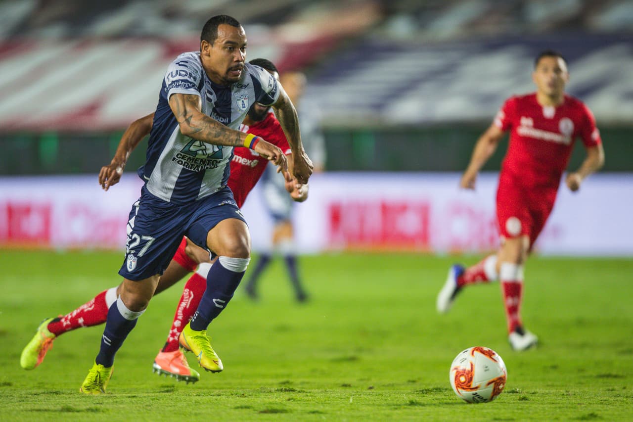 Le marcan penal al Pachuca, pero luego de que Fernandi Hernández fuera a revisar el VAR, cambia de opinión y no marca la pena máxima.