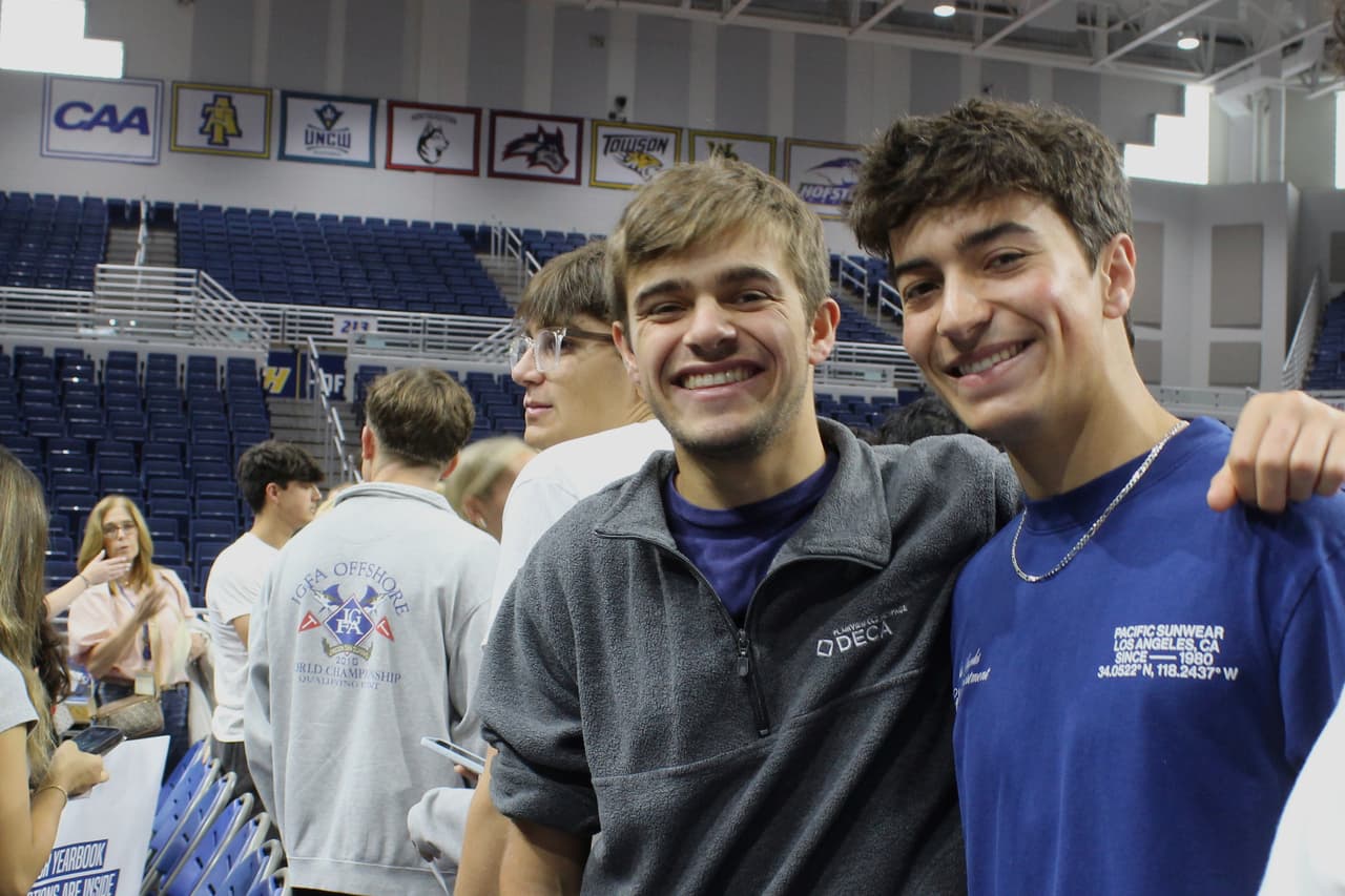 Los hermanos gemelos Chase Herzog (izquierda) y Derek Herzog asisten al ensayo de la ceremonia de graduación de la escuela secundaria Plainview-Old Bethpage John F. Kennedy en la Universidad de Hofstra en Hempstead, Nueva York.