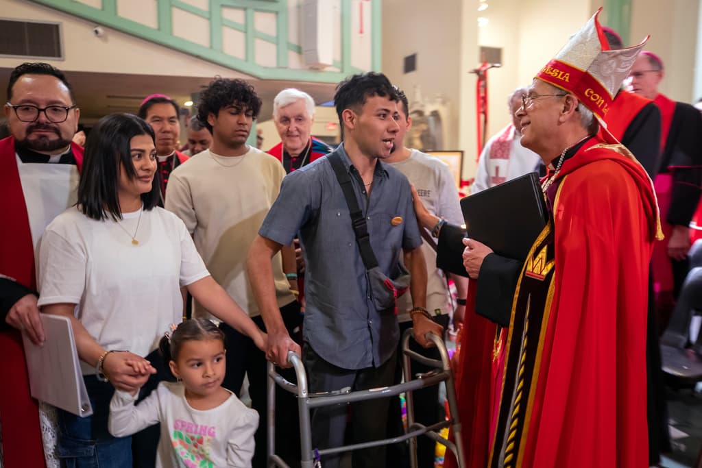 Jueza federal se niega a bloquear redadas de inmigración en lugares de culto