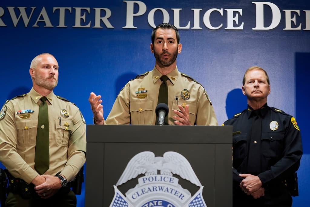 El 
<b>capitán Matthew Dallarosa, al centro,</b> declaró que la Comisión de Conservación de Pesca y Vida Silvestre (FWC) siempre recomienda que, "si alguien se ve involucrado en un accidente, permanezca en el lugar de los hechos".
<br>
<br>Los agentes de FWC trabajan con la Fiscalía Estatal para determinar si se presentarán cargos contra el capitán de la lancha privada.