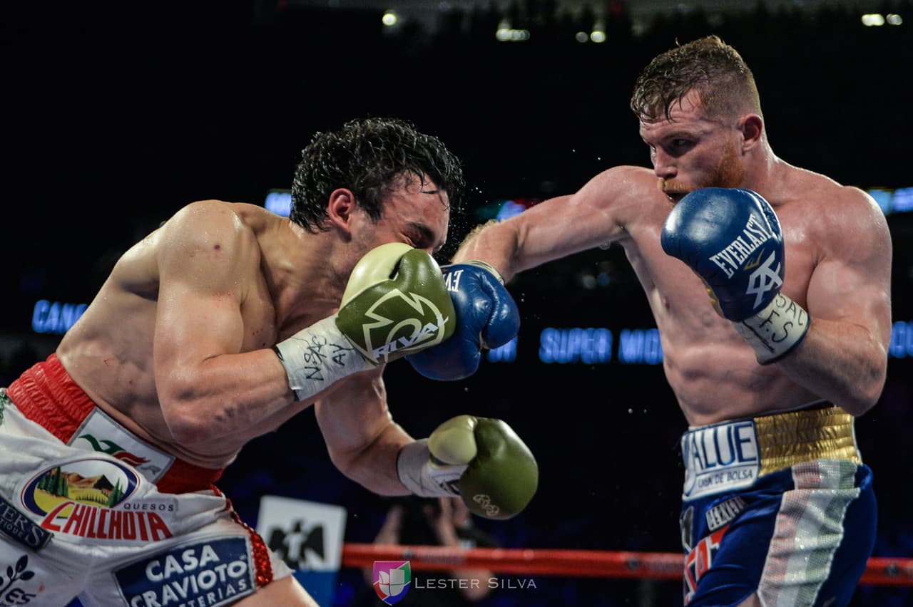 Te acercamos a los golpes que se dieron Saúl 'Canelo' Álvarez en contra de Julio César Chávez Jr., imágenes que te harán sentir en el ring.
