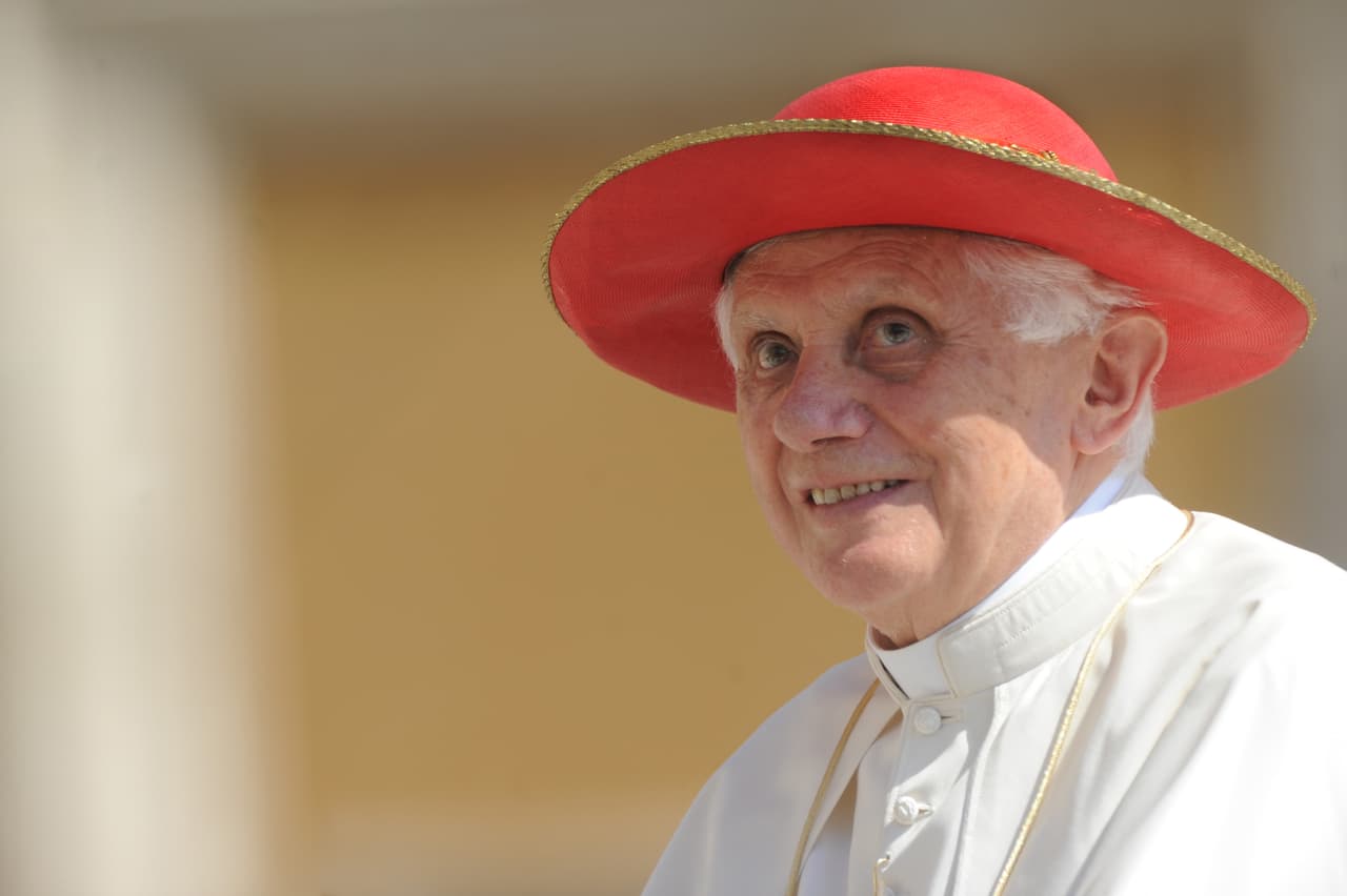 <h2 class="cms-H2-H2">Fin de su papado</h2>
<br>El 11 de febrero de 2013, tras casi 8 años de pontificado, anunció su renuncia, la cual se hizo efectiva el día 28 de ese mes.