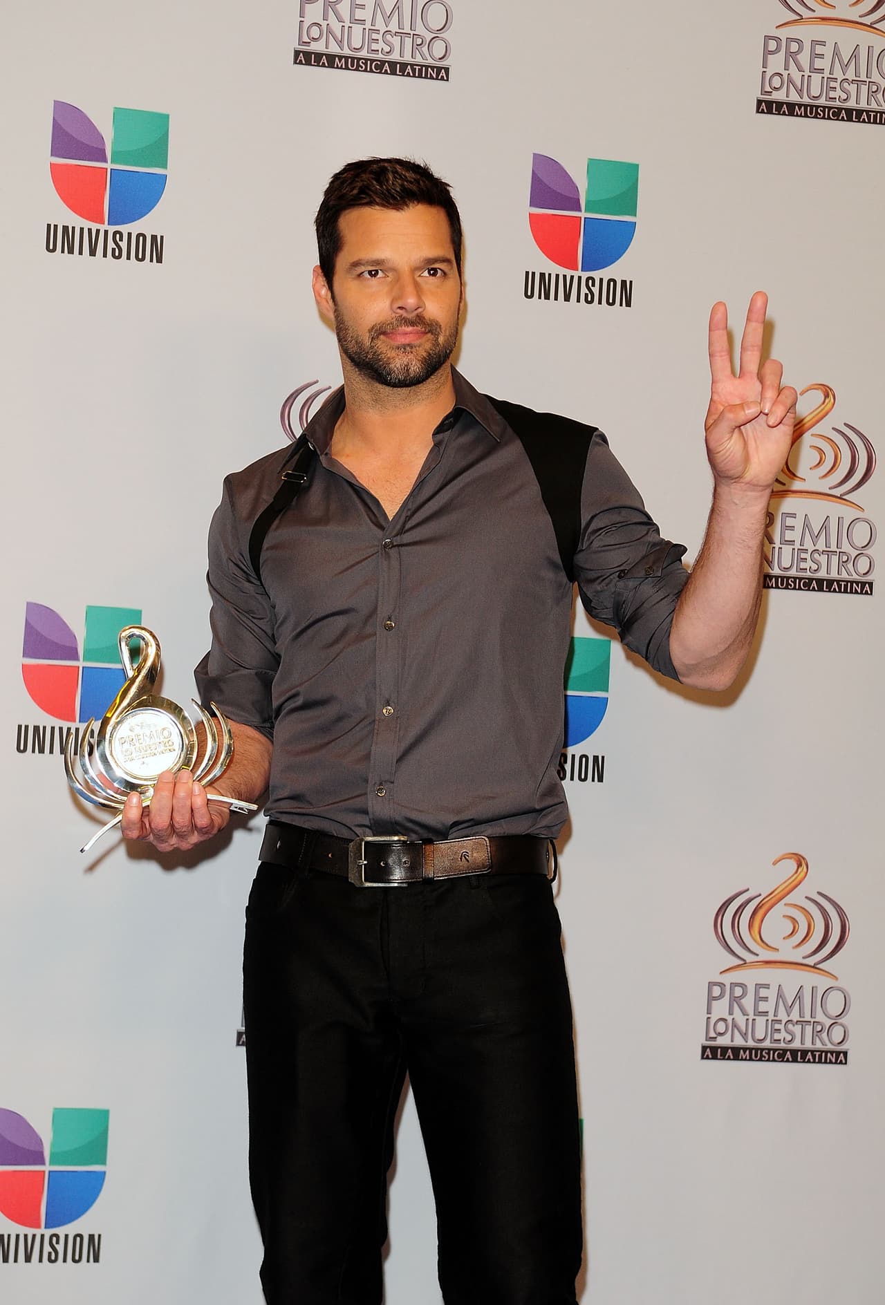 En 2011, Ricky Martin fue galardonado con el Premio Lo Nuestro Ícono Mundial y durante la ceremonia interpretó el tema 'Lo mejor de mi vida eres tú'.