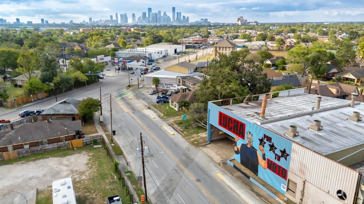 La ACLU de Texas colaboró con la organización liderada por latinos UP Art Studio para encargar el mural titulado
<b>«Lucha Por Tu Voto» durante el festival de murales Big Walls Big Dreams.</b>