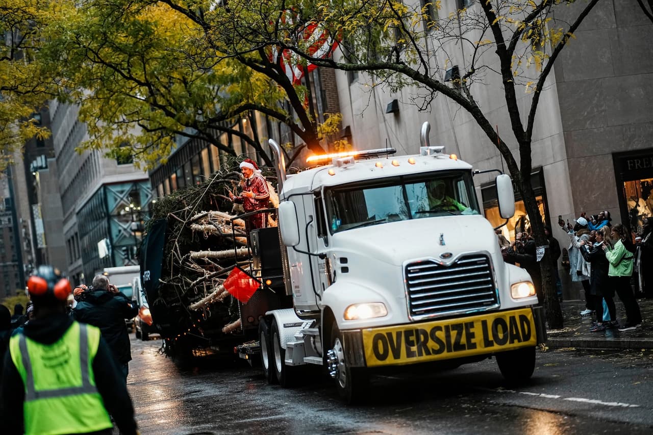 Así fue la llegada del árbol de Navidad en Rockefeller Center para dar inicio a la temporada