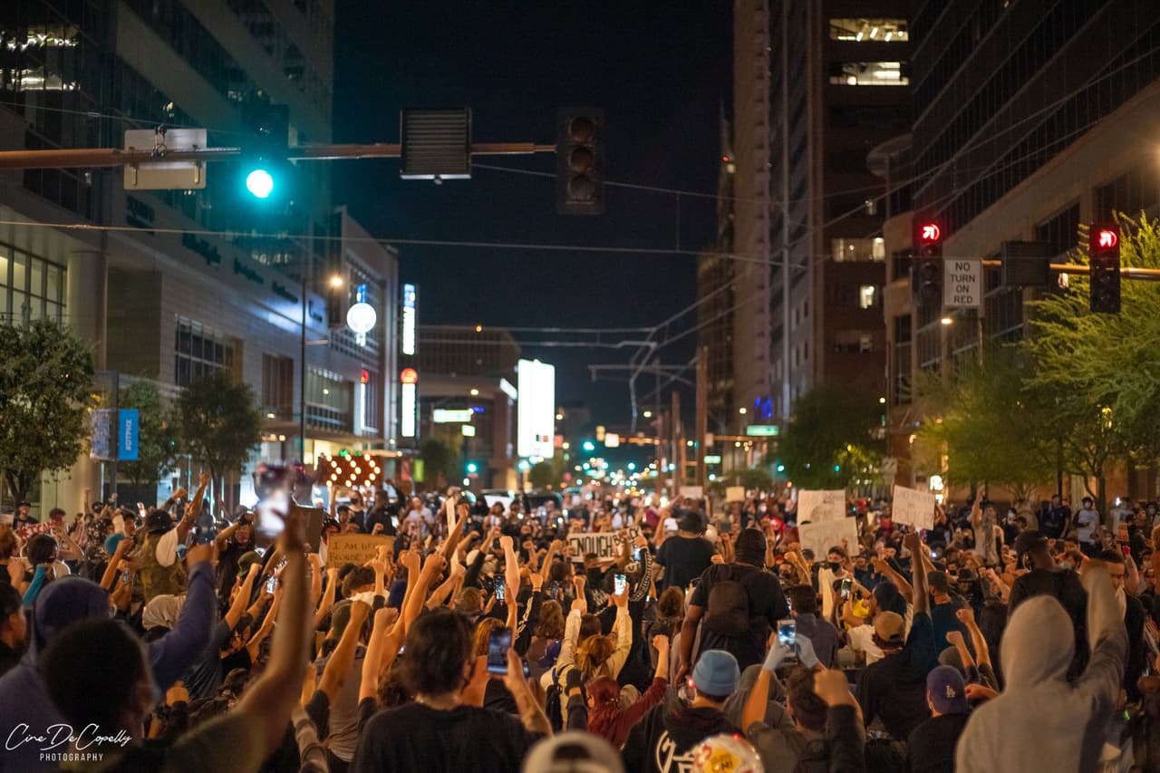 Los manifestantes portan carteles en los que piden respuestas ante el abuso policiaco.