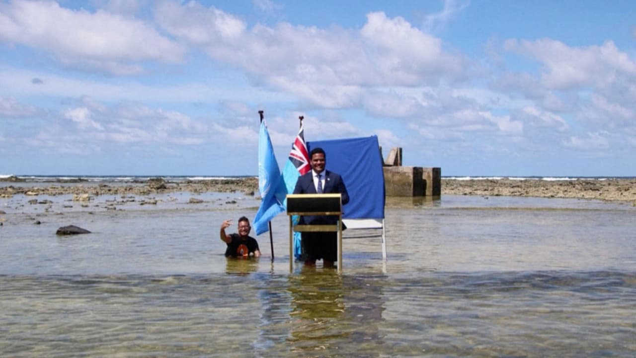 Simon Kofe, ministro de Relaciones Exteriores de Tuvalu, una nación insular al suroeste de Hawaii, transmitió su discurso ante la COP26 con el agua del mar hasta las rodillas para mostrar los efectos que el cambio climático ya tiene en su país y en otras naciones en el Océano Pacífico. Según los pronósticos, Tuvalu podría estar completamente bajo el agua a finales del siglo. Más noticias aquí.