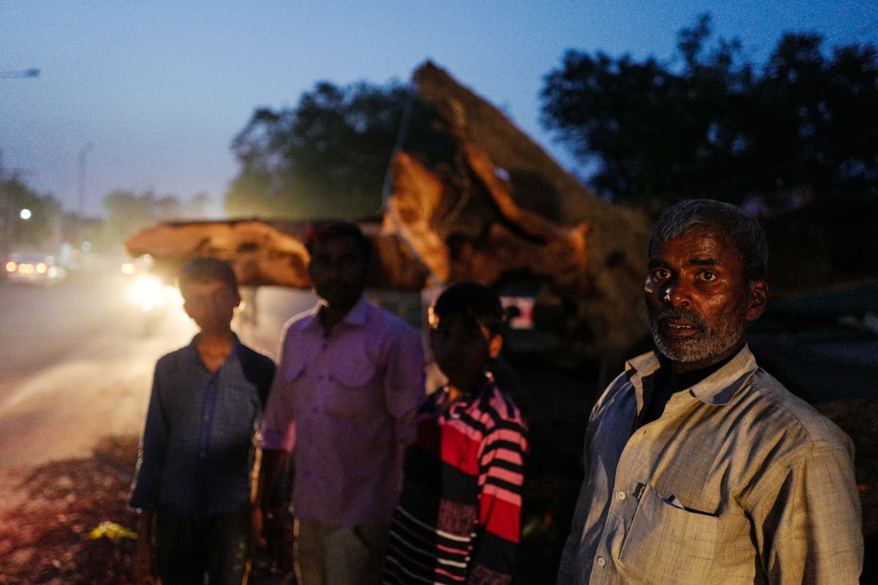 Residentes de Agra cerca de árboles caídos en una carretera. Los vientos que arrasaron el norte del país eran de más de 130 kilómetros por hora (80 millas por hora).
<br>
<br>