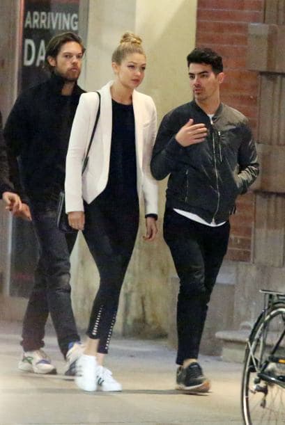 Joe la cautiva con sus anécdotas como cantente.