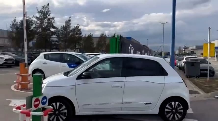 Horas más tarde, durante una conversación con Gerard Romero transmitida en Twitch, dio a entender que el automóvil no le pertenece. 
<br>