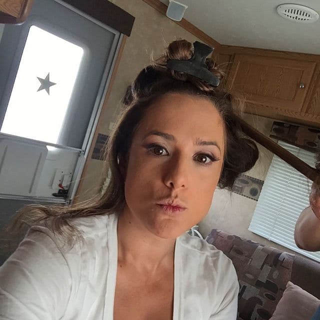 "#DomingoFamiliar Día de disfrutar el hogar" escribió. Al parecer los domingos la actriz también descansa del maquillaje y le da un respiro a su piel.