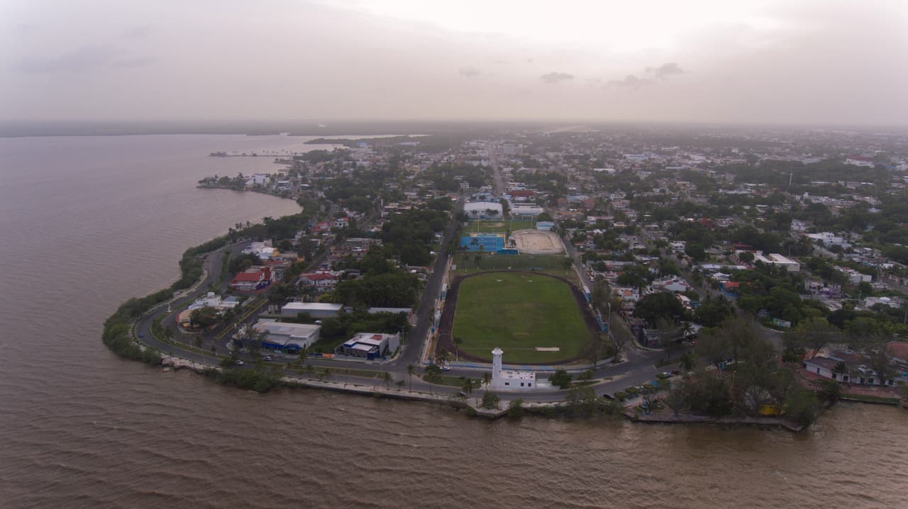 Luego de varios días sobre el océano la capa de polvo comenzó a recorrer el mar Caribe y la calidad del aire de las zonas que ha cubierto en la mayor parte de la región llegó a niveles “peligrosos”, según los expertos. En la fotografía la nube de polvo al sur de la península de Yucatán, el 23 de junio. 
<br>