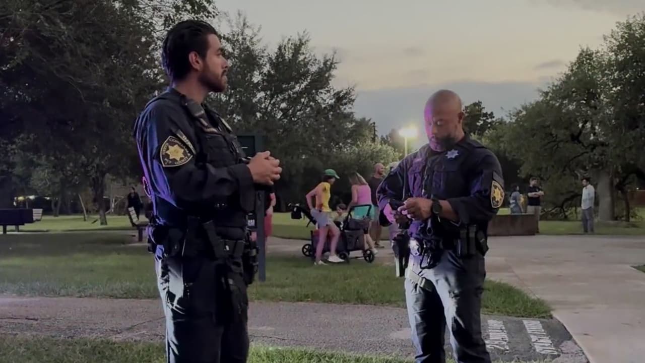 National Night Out reúne a vecinos y policías de Houston para reforzar la seguridad