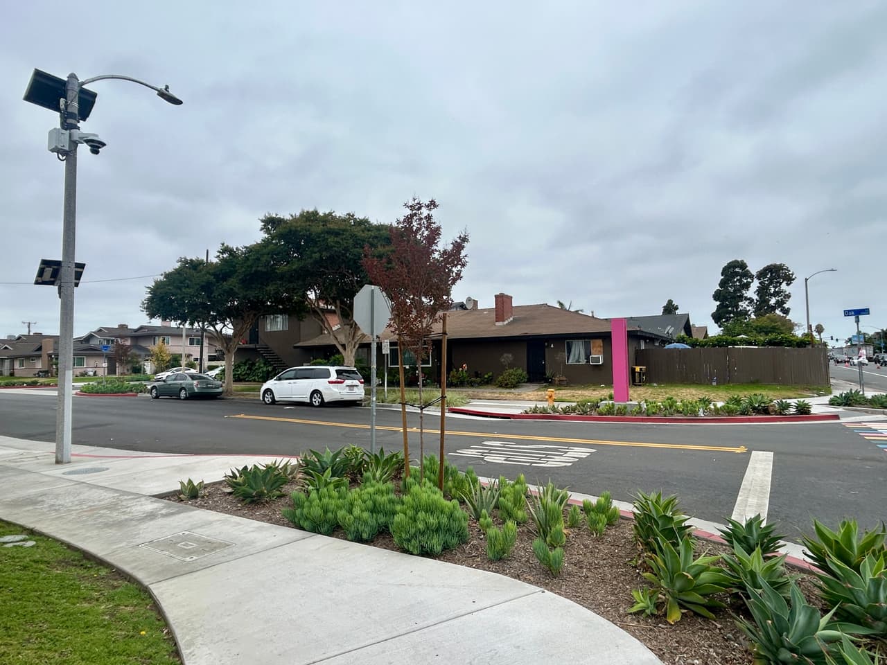 La ciudad de Huntington Beach instaló recientemente 10 cámaras de seguridad y tres lectores de placas en el pequeño vecindario de Oak View, de alta población inmigrante.