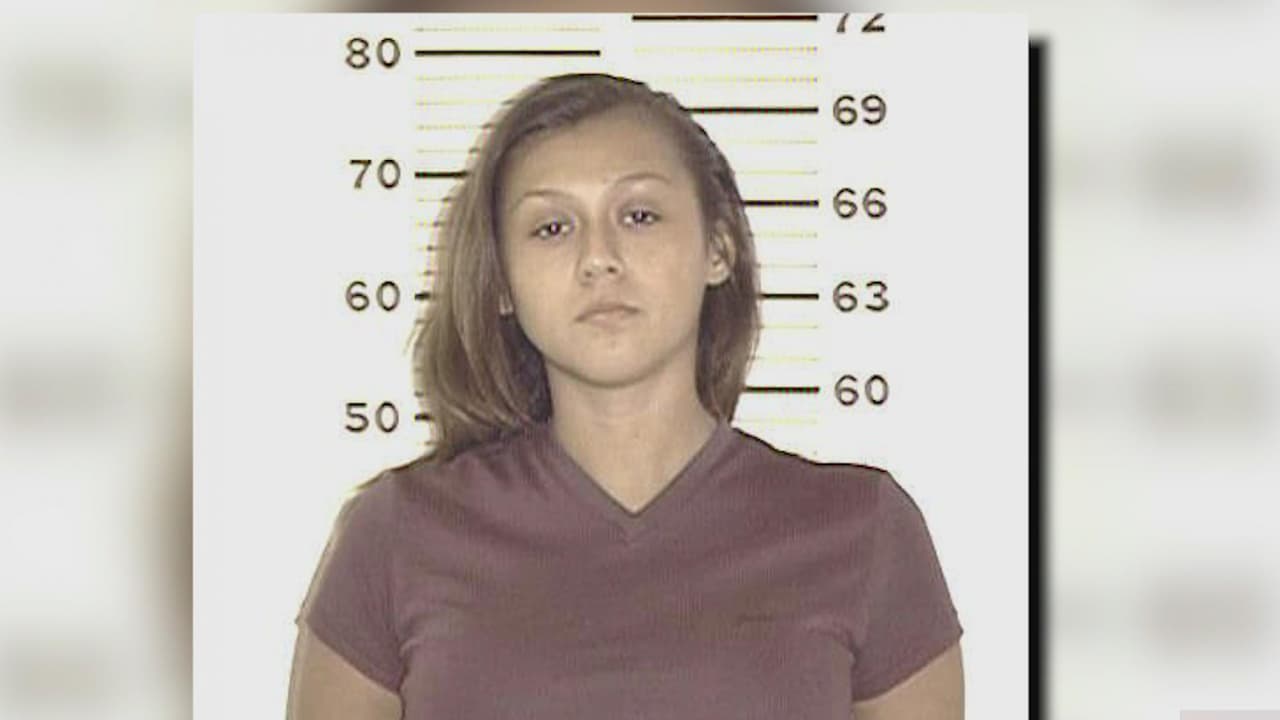 Hispano encuentra a su esposa e hija, de 8 años, muertas en su auto: una acuchillada y otra estrangulada