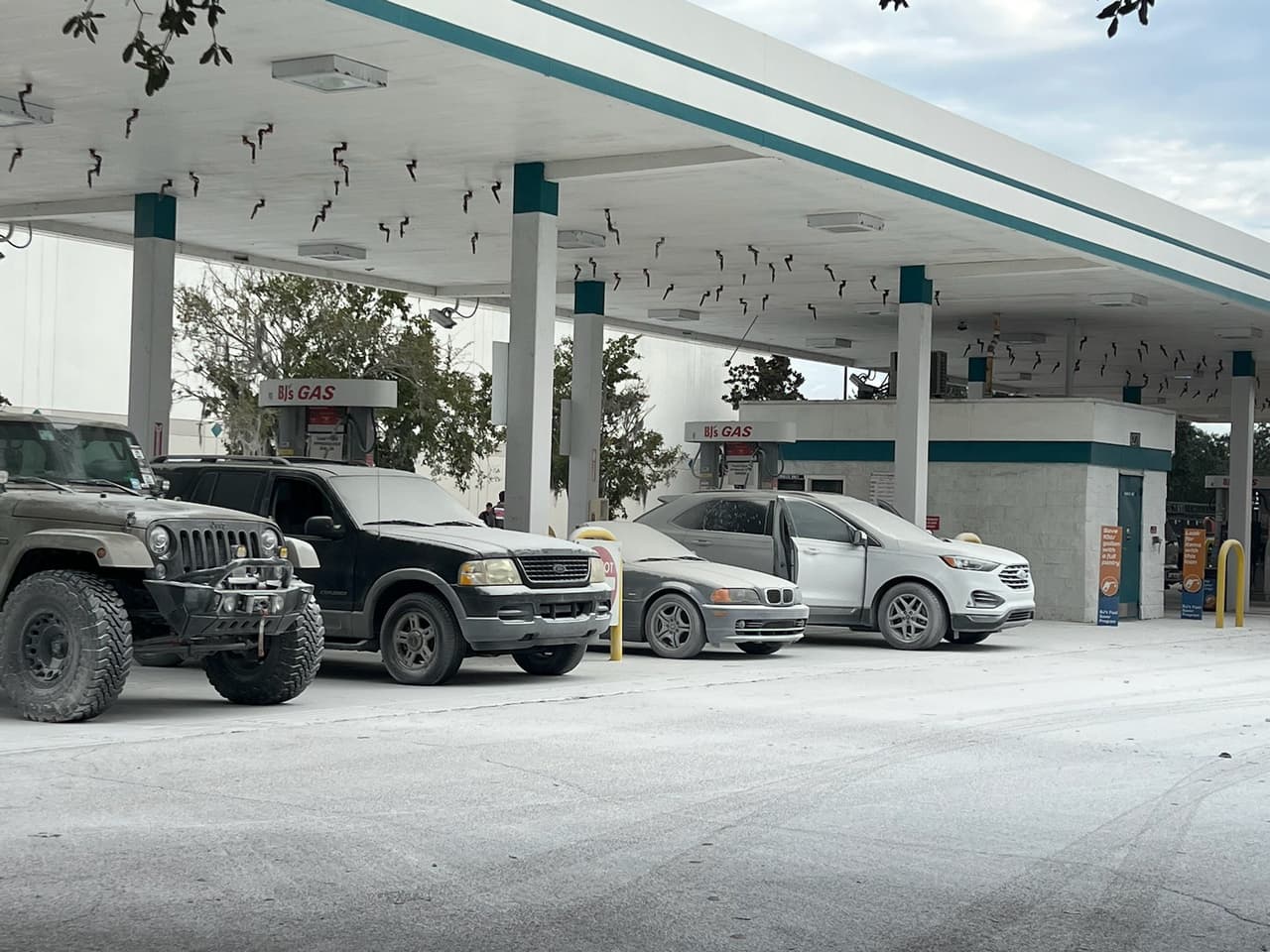 Los químicos secos cubrieron los vehículos.