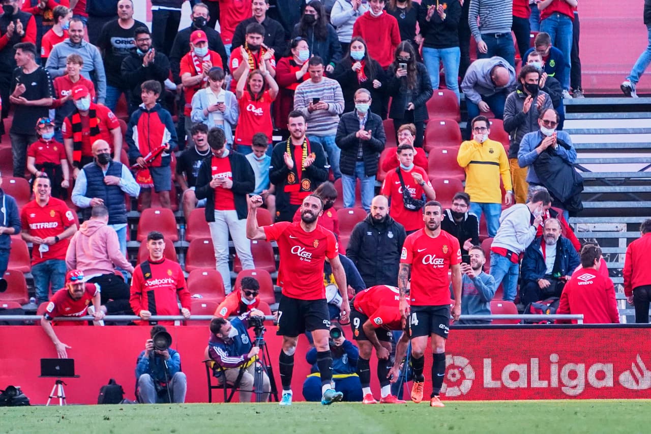 Betis perdió en casa contra Elche con Guardado en cancha y Lainez en tribuna; Mallorca de Javier Aguirre derrota al Alavés en duelo vital para no descender y Villarreal gana el derbi ante Valencia.