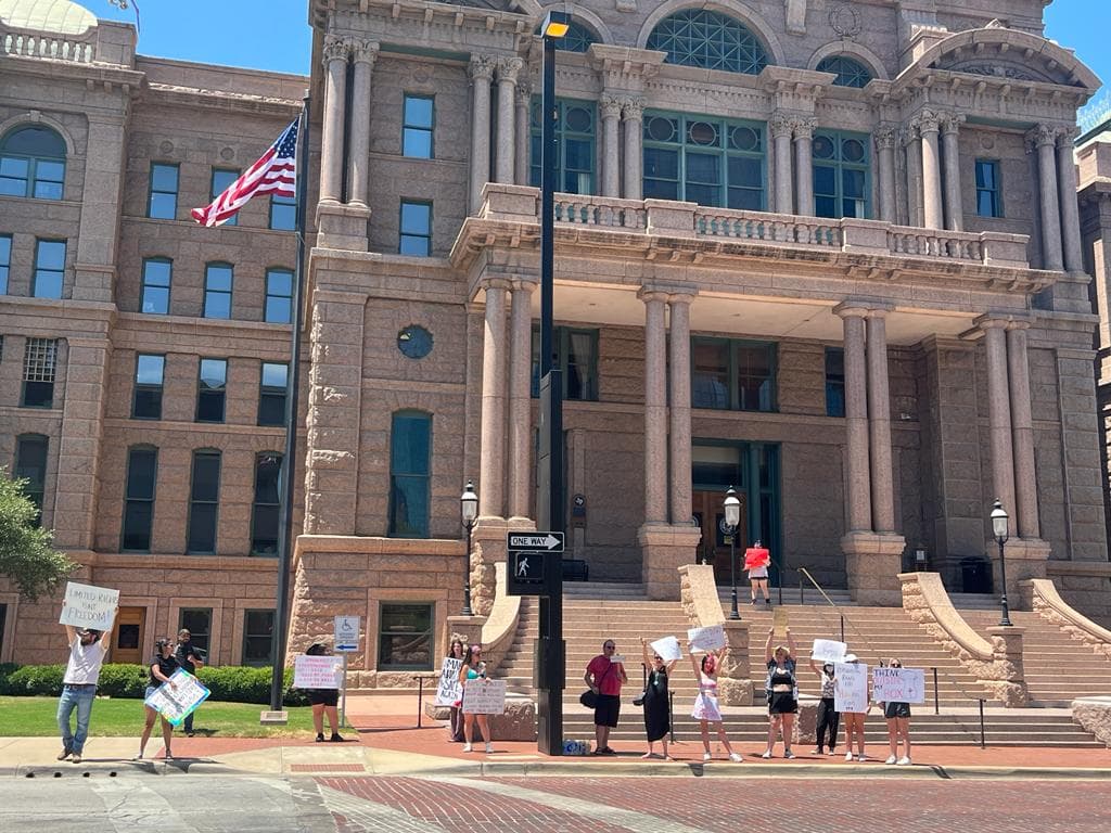 En Tarrant County Courthouse, hubo una decena de manifestantes el viernes 1 de julio, que se oponían a la decisión de la Corte Suprema que elimina la protección federal al derecho al aborto.