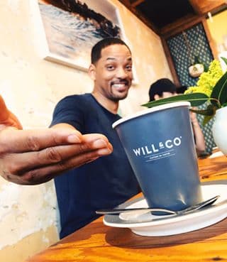 <b>12. Regalías, regalías. </b>En un viaje a Australia descubrió que había una restaurante con su nombre. El actor aprovechó para compartir esta foto con sus seguidores, en la que advirtió que solo le dedicaría dos palabras a esa empresa: "Los demandaré".