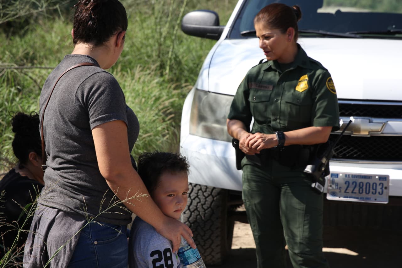 Esta madre salvadoreña y su hijo cruzaron por balsa el Río Grande hace tan solo diez minutos, presumiblemente ayudados por coyotes. Muchas familias se entregan voluntariamente a los agentes cuando ven a la Patrulla Fronteriza: esperan, tras una detención de unos días, reunirse con familiares en otros puntos de Estados Unidos mientras esperan ir a corte.