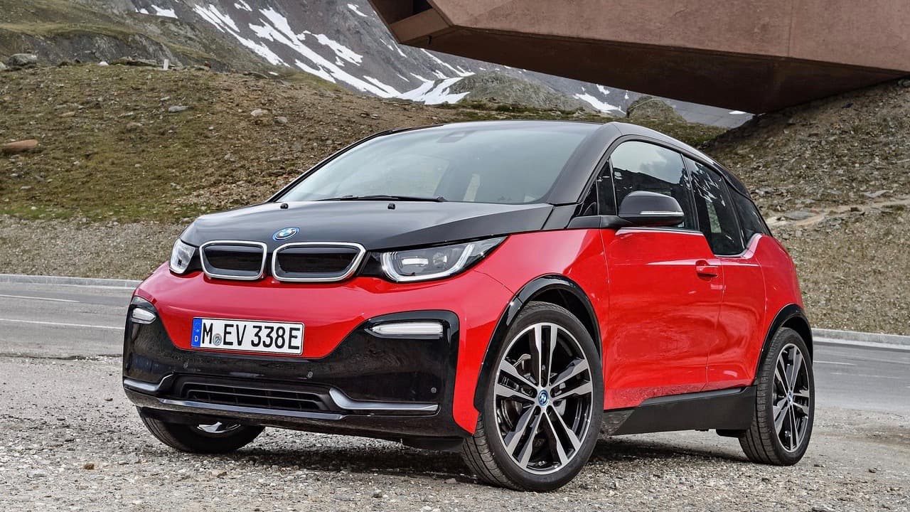 <b>BMW i3</b>
<br>
<br>Este compacto de aspecto futurista se cuenta entre los vehículos eléctricos disponibles actualmente que proporcionan una experiencia de manejo realmente satisfactoria, donde la potencia y el torque abundante no pasan desapercibidos. Tuvimos la oportunidad de probar el modelo 94Ah con extensor de autonomía que tiene un precio de 48,300 dólares. Afortunadamente la disponibilidad de un cargador Nivel 2 nos permitió nunca tener que utilizar el extensor, aunque la autonomía de alrededor de la 80 millas hace que la necesidad de recarga sea frecuente.
