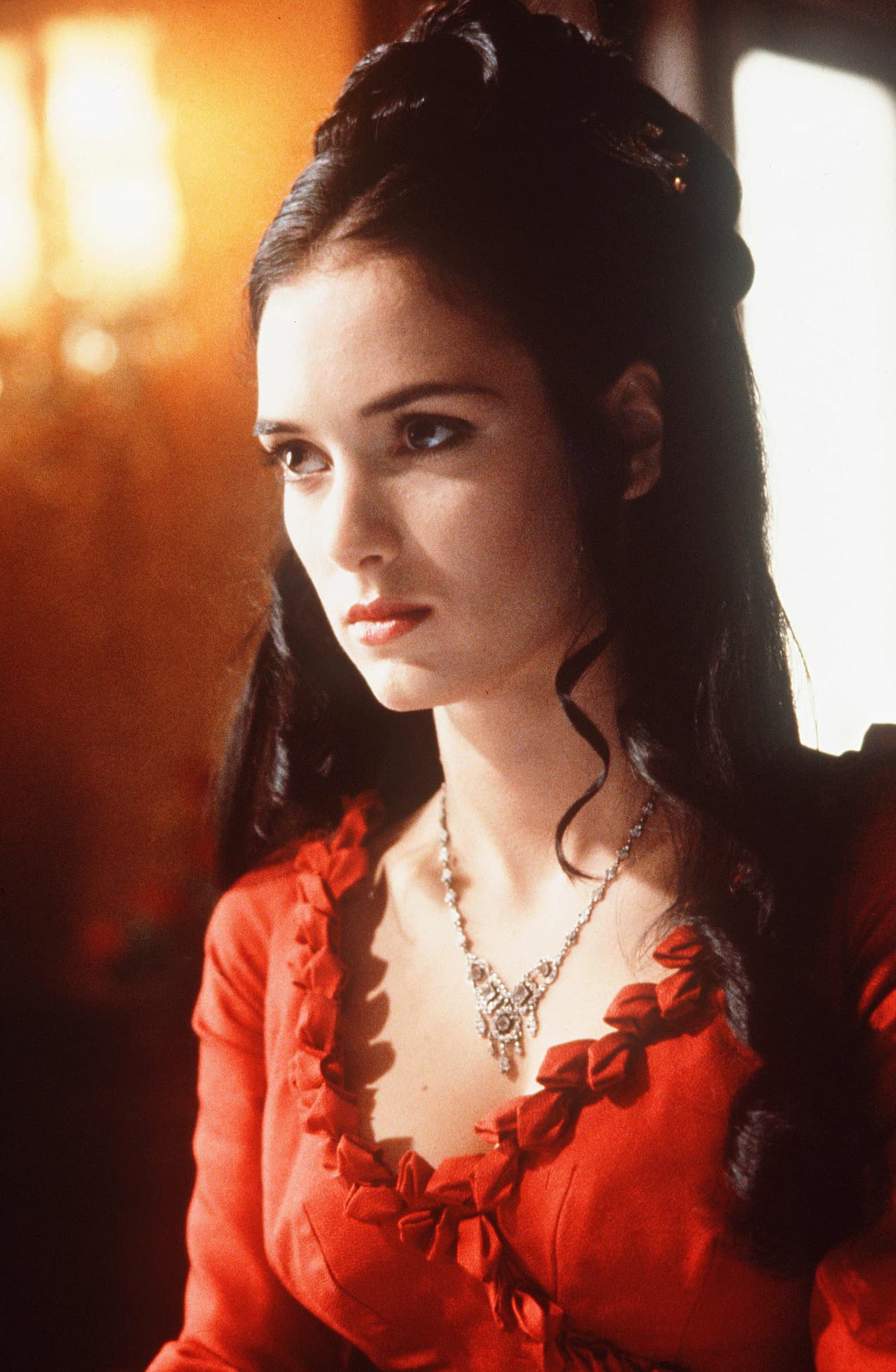 <b>‘Drácula, de Bram Stoker’</b>
<br>Winona interpretó a Mina Murrray, la novia del abogado (Keanu Reeves) de un príncipe rumano que es el propio Conde Drácula (Gary Oldman). Sin embargo, Mina es físicamente igual que el gran amor del mítico vampiro, por lo que hace de todo para lograr enamorarla.