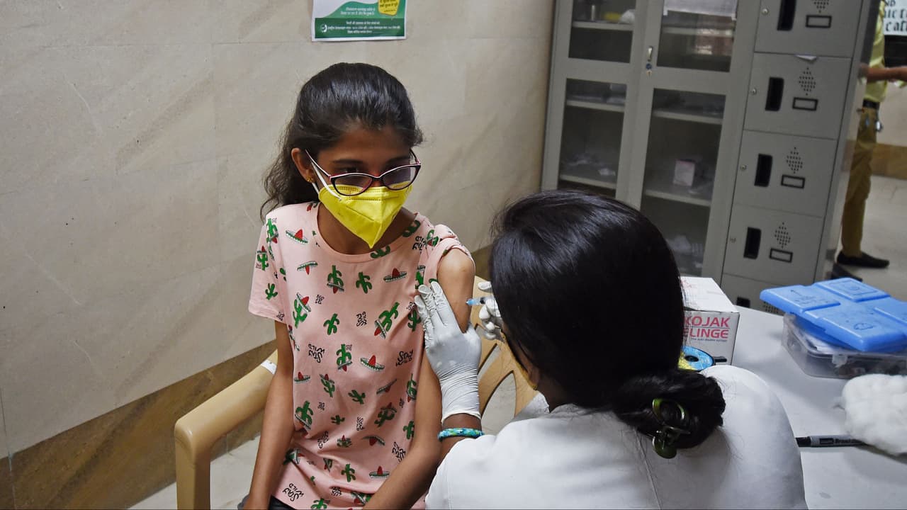 Opiniones divididas entre padres de familia frente a vacunar a sus hijos contra el coronavirus