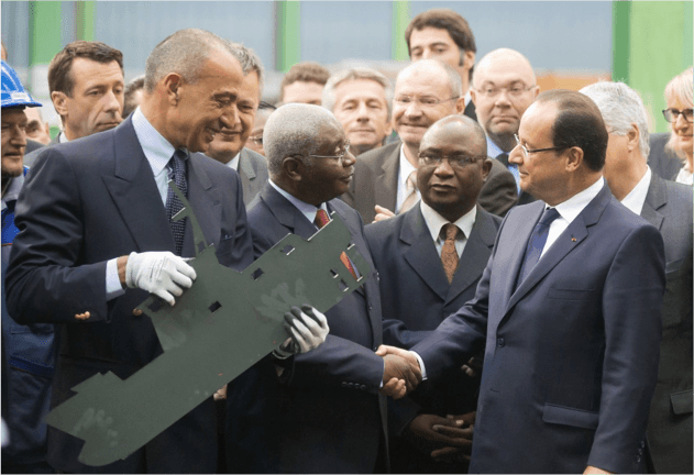 Presidentes Armando Guebuza de Mozambique y Francois Hollande de Francia sellan acuerdo en astillero CMN en Cherburgo, Francia, propiedad de Iskandar Safa quien sostiene un metal en forma de barco