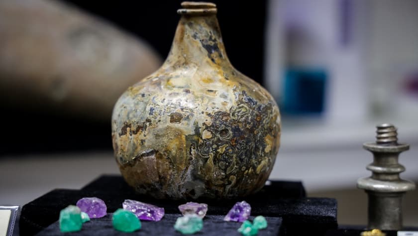 Otro objeto recuperado que muestra lo que pudo ser el día a día en el barco de doble plataforma es esta vasija de cristal en la foto. “El Maravillas es una parte icónica de la historia marítima de las Bahamas”, dijo Allen.