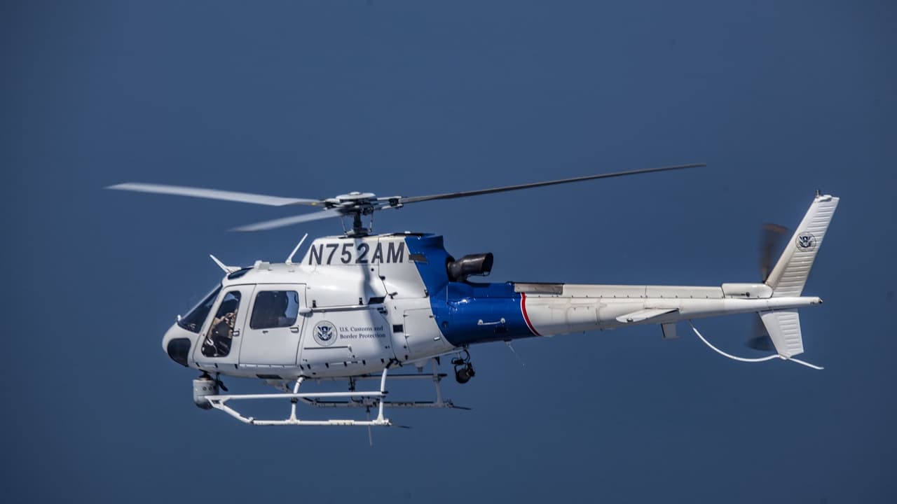 Las tripulaciones aéreas de Yuma Air Branch y los agentes de la Patrulla Fronteriza de la estación Ajo rescataron a una persona en peligro en el sur de Arizona el 5 de octubre. El martes pasado, una tripulación realizó un patrullaje aéreo en la región de Mesquite Mountain en el suroeste de Arizona. El piloto localizó a un hombre solo que parecía estar en peligro, aterrizaron y pudieron evaluar la situación. Un agente se enteró de que el indocumentado había sido dejado atrás por un grupo porque no podía seguir el ritmo debido a una lesión en el pie.