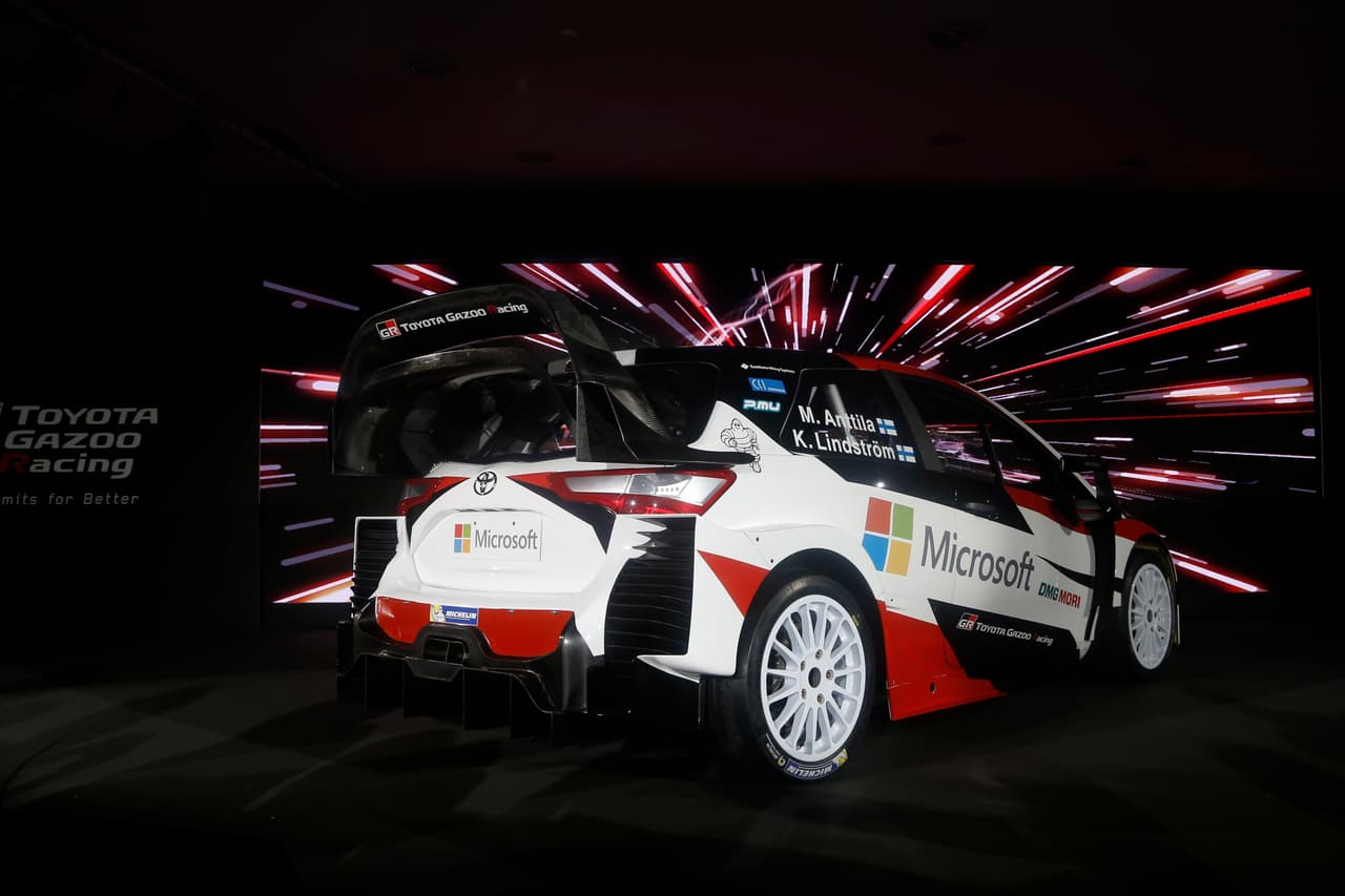 La
<b>suspensiones</b> del Yaris WRC son
<b>MacPherson</b>, con dirección hidráulica de piñón y cremallera. En cuanto a sus
<b>frenos</b>, son
<b>ventilados con fluídos</b>, con discos de 300 milímetros para las competencias de ripio y grava, y de 370 para las de asfalto.