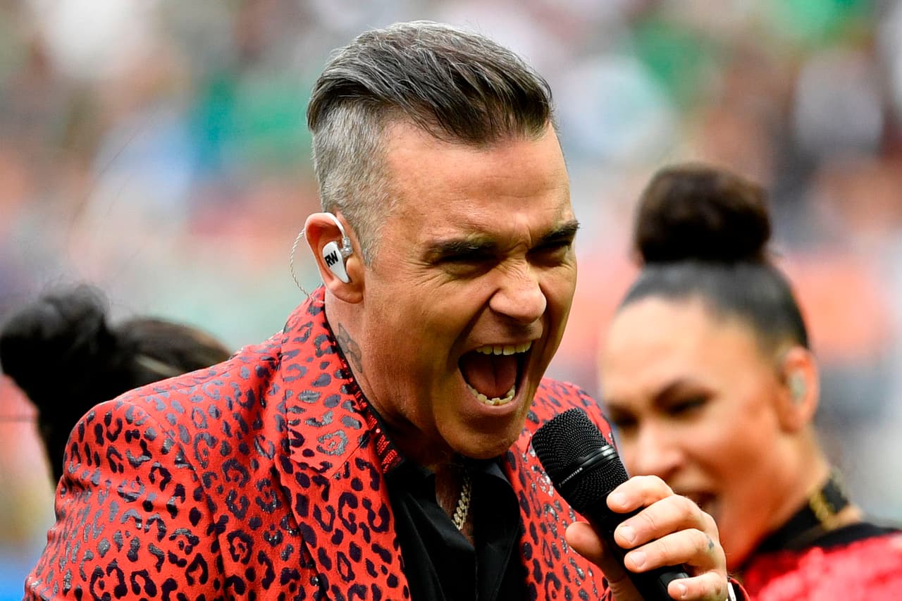 Y la tendencia, se siente igual afuera de las canchas: Robbie Williams abrió el espectáculo con un nuevo corte y colores de pelo en gris y blanco.