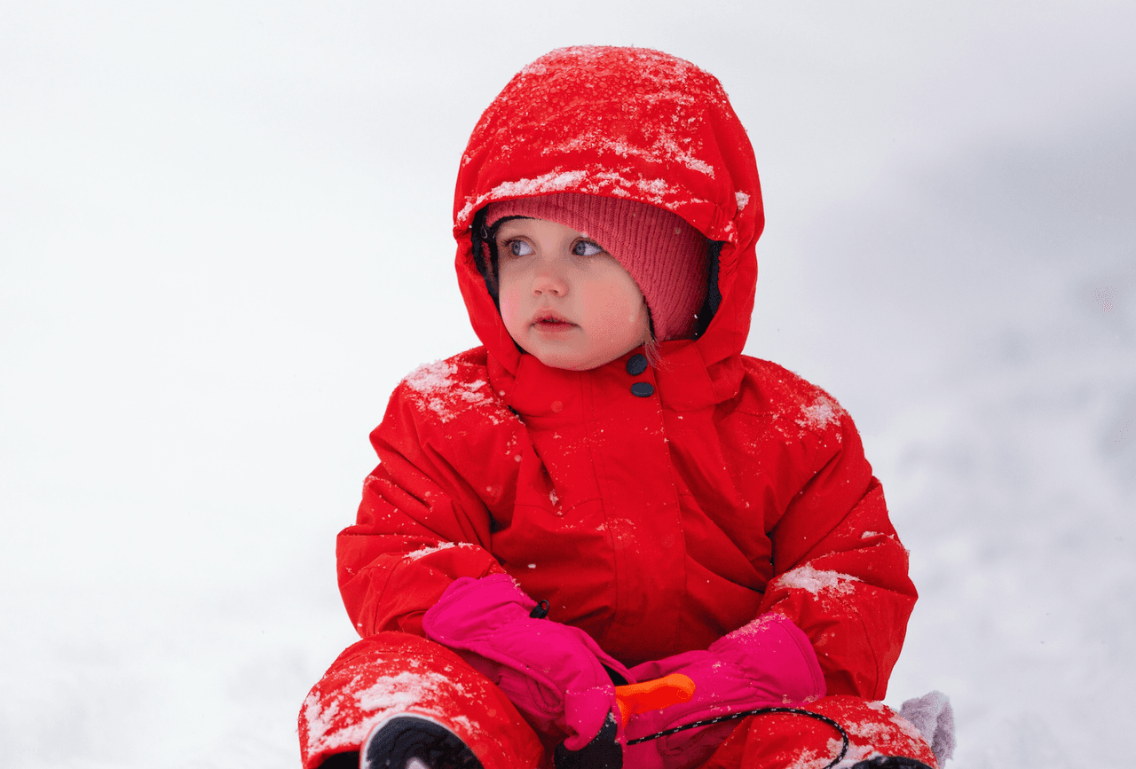 Si bien las chaquetas abrigadas e hinchadas pueden mantener a los niños abrigados este invierno, también representan una amenaza para su seguridad cuando se usan debajo del arnés del asiento del automóvil, según informó AAA Texas.