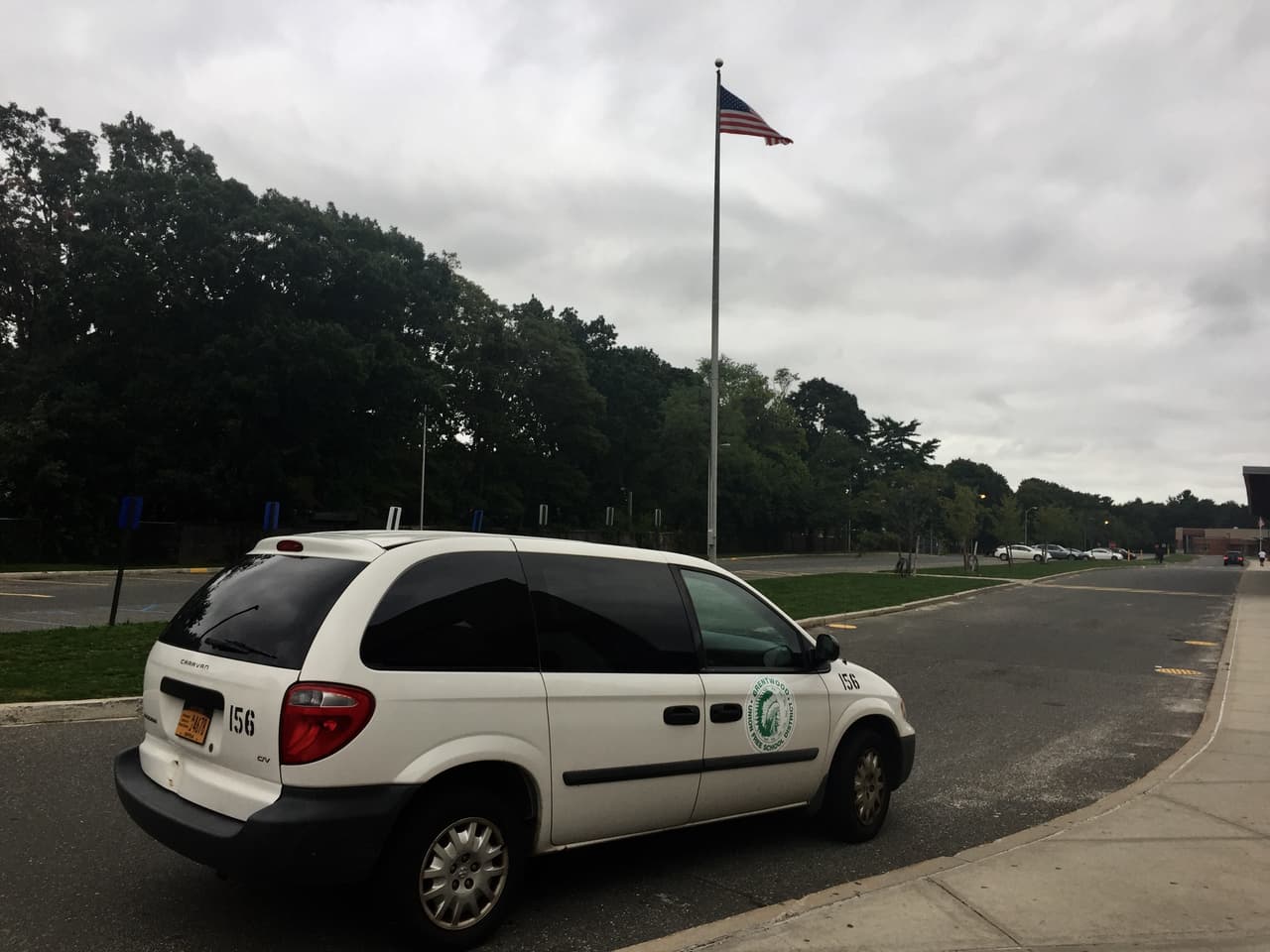 Patrullas vigilan constantemente las entradas y salidas a la escuela superior de Brentwood.