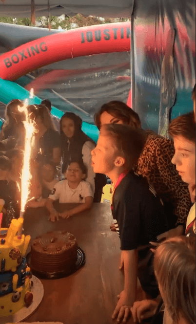 “Me resbalé en la fiesta de Mateo y tuve un esguince”, confió a Univision Entretenimiento.