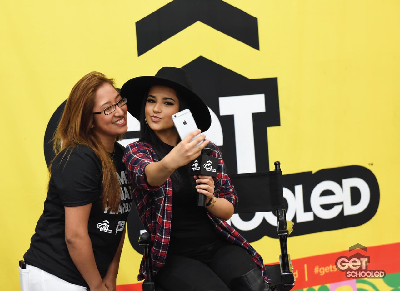 La cantante aprovechó para tomarse 'selfies' con todos.