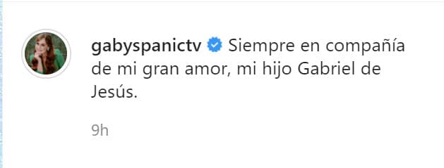 "Siempre en compañía de mi gran amor, 
<b><a href="https://www.univision.com/famosos/asi-de-grande-esta-el-unico-de-hijo-de-gaby-spanic-a-sus-11-anos-de-edad-fotos" target="_blank">mi hijo Gabriel de Jesús</a></b>". 
<br>
