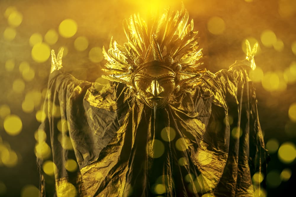 Y es que los símbolos abundan por doquier y donde menos se piensan aparecen representados en formas de dioses y elementos paganos, inclusive donde menos podrían pensarse que existen, los encontramos en catedrales y templos, en el Vaticano y en Washington, en iglesias y edificios públicos. 
<br>