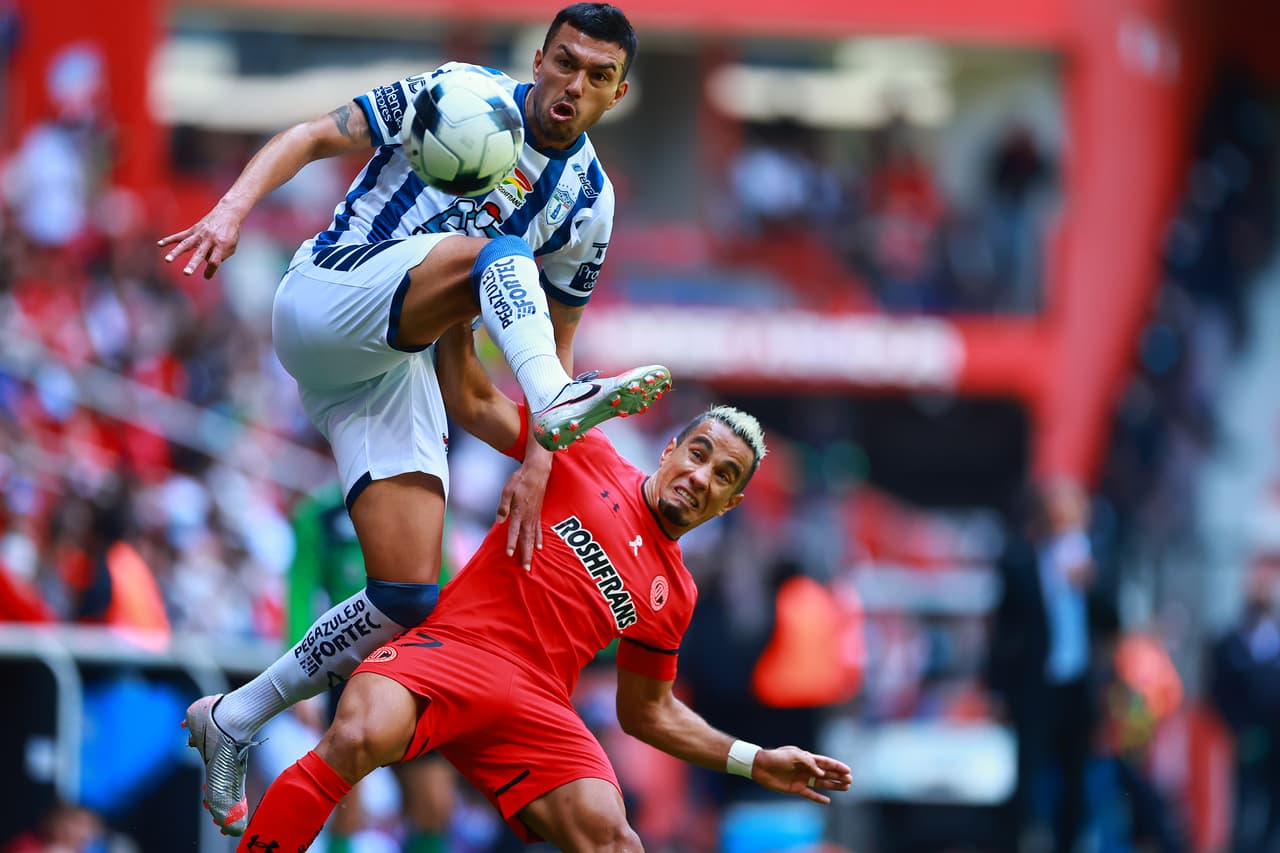 Goles de Víctor Guzmán, Nico Ibáñez y Yairo Moreno tienen a los Tuzos como 'mandones' de la Liga MX al golear Pachuca 3-0 a Toluca de visita.