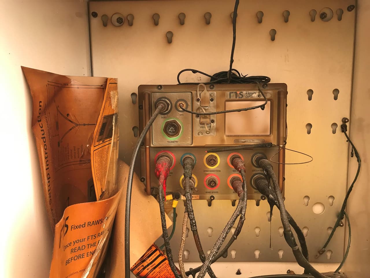 Esta estación meteorológica, ubicada a unas nueve millas al noroeste de Camp Nelson, fue dañada por el fuego del complejo Sequoia, el cual mantiene otras 3 mil edificaciones amenazadas.