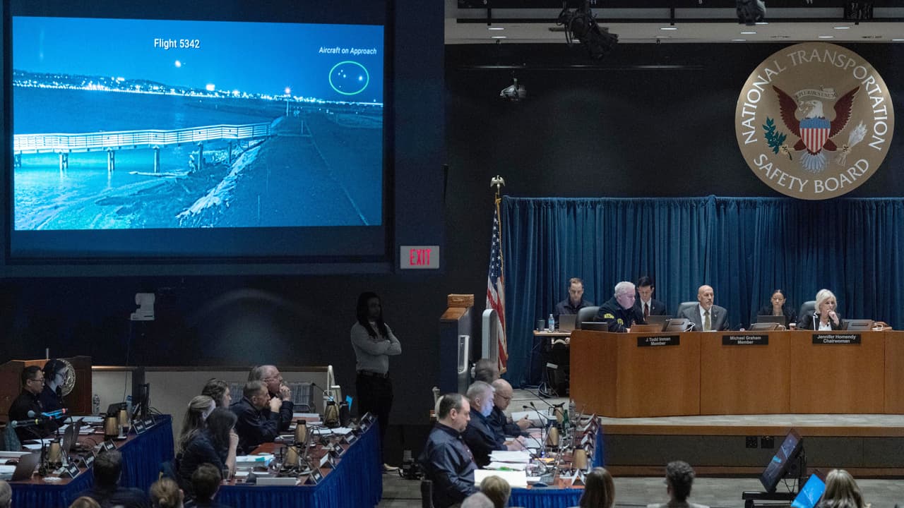 Investigador detalla intenso tráfico aéreo durante colisión mortal cerca de Washington DC